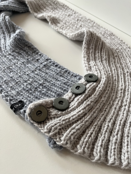 LOOP  grautöne mit Knöpfen